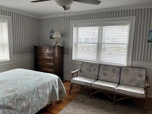 4 bedrooms, iron/ironing board, WiFi, bed sheets - 1/2 Block to Beach- Spring Lake Border- Great for Families, easy walk to Beach (Belmar)