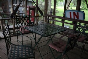 Outdoor dining - ★ Folk Art HonkyTonk Museum - Pvt brm & full bath ★ (Opelousas)