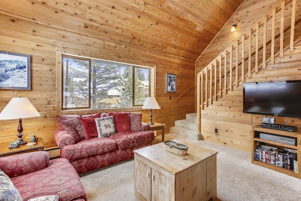 Spacious Rustic Cabin, w Deep Powder, w/Mountain Views