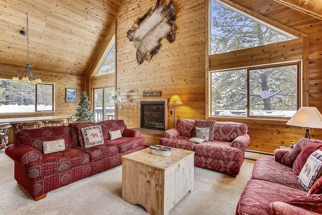 Spacious Rustic Cabin, w Deep Powder, w/Mountain Views