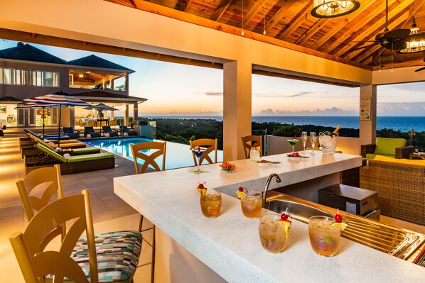 Outdoor dining - LUXURY MODERN VILLA 180 VIEWS POOL, FREE BEACH/GOLF FIVE STAR RESORT MEMBERSHIP  (Montego Bay)