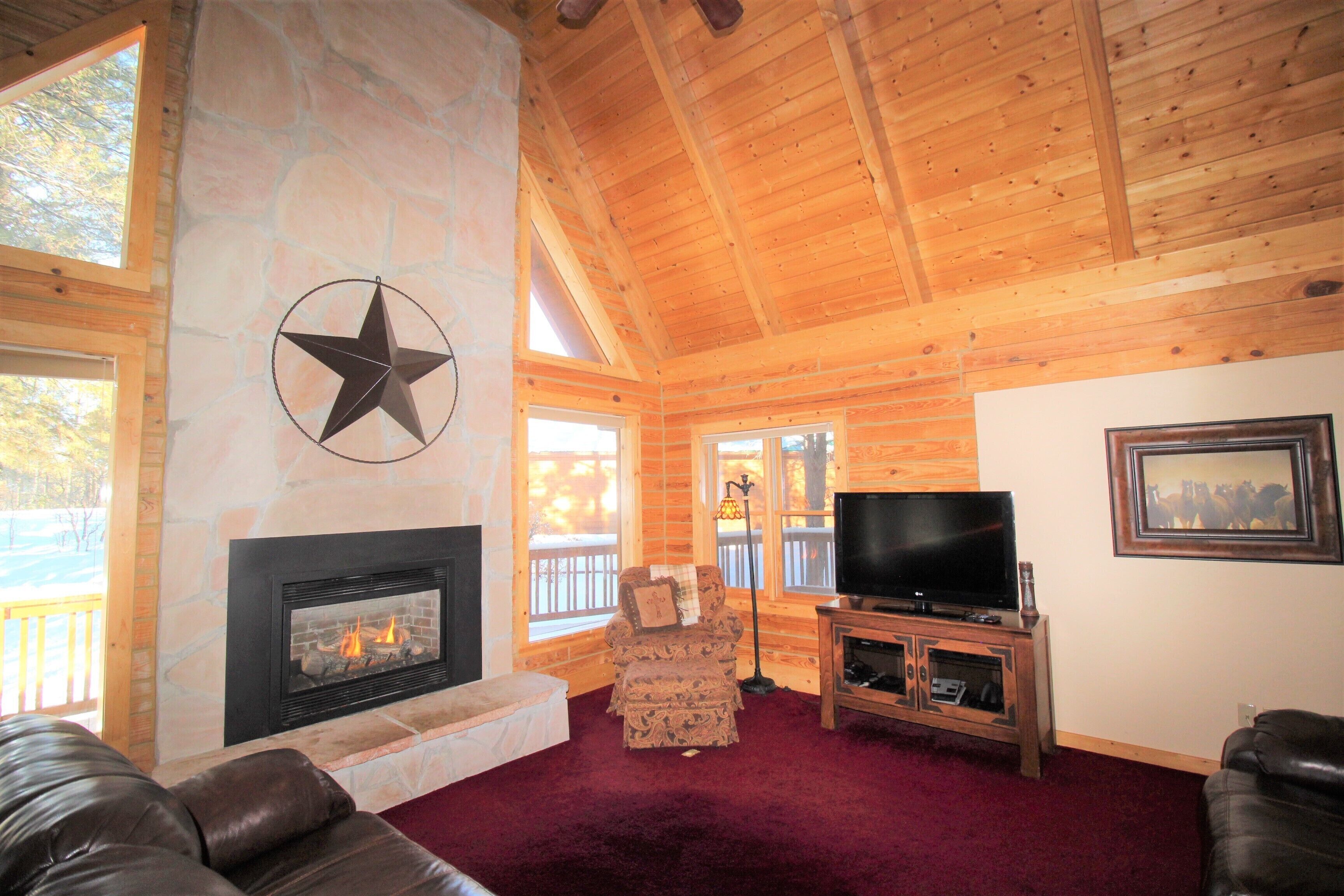 Close to Town, Secluded Feeling. Hike, Fish, Hot Tub!