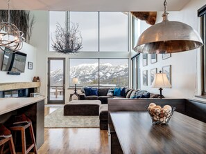 Televisión, chimenea, videojuegos, estéreo