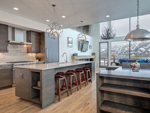 Refrigerador, microondas, horno, lavavajillas