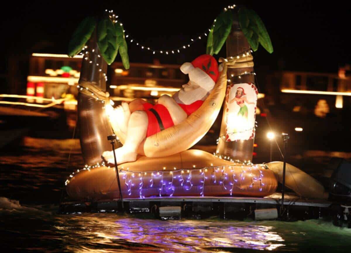 Un bateau décoré de guirlandes lumineuses et orné d’une figurine du Père Noël.