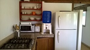 Refrigerador, microondas, parrilla de estufa y cafetera y tetera