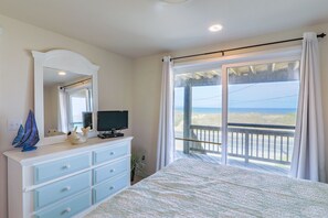 6 bedrooms, iron/ironing board, internet, bed sheets - 4759- Sun Daze,  Beachfront Paradise with Pool and Hot Tub, just 20 steps to the beach (Kitty Hawk)
