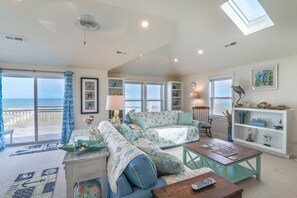 TV, caminetto, lettore DVD, tavolo da calcetto