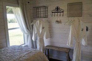 3 bedrooms, iron/ironing board, WiFi, bed sheets - Black Dog Cabins - Round Top, TX (Round Top)