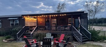 Black Dog Cabins - Round Top, TX
