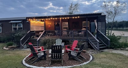 Black Dog Cabins - Round Top, TX