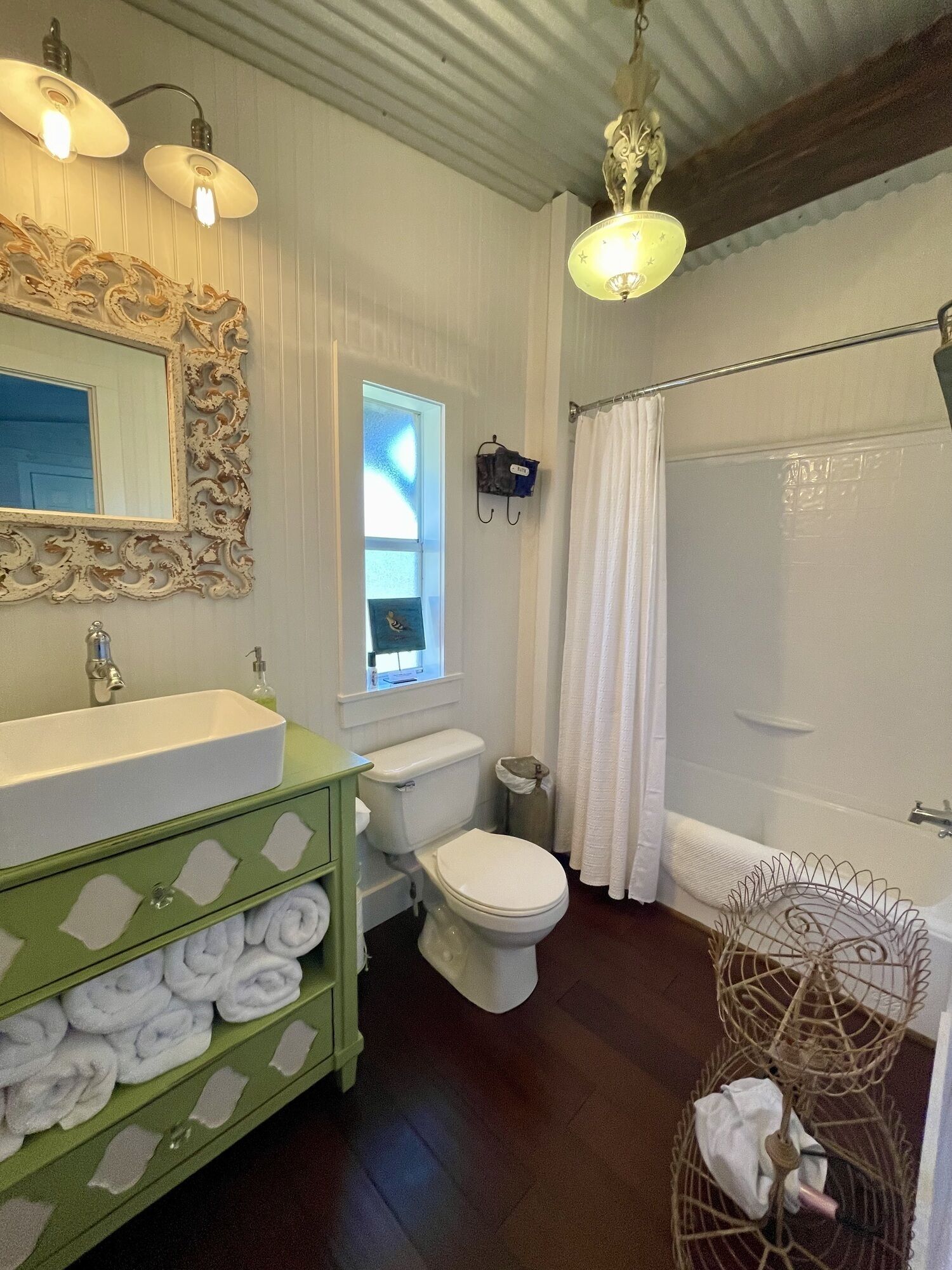 Bañera con ducha, secador de pelo, toallas