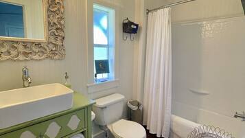 Combined shower/tub, hair dryer, towels