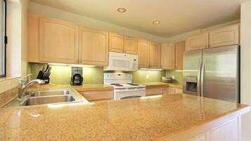 Frigorifero, microonde, forno, piano cottura