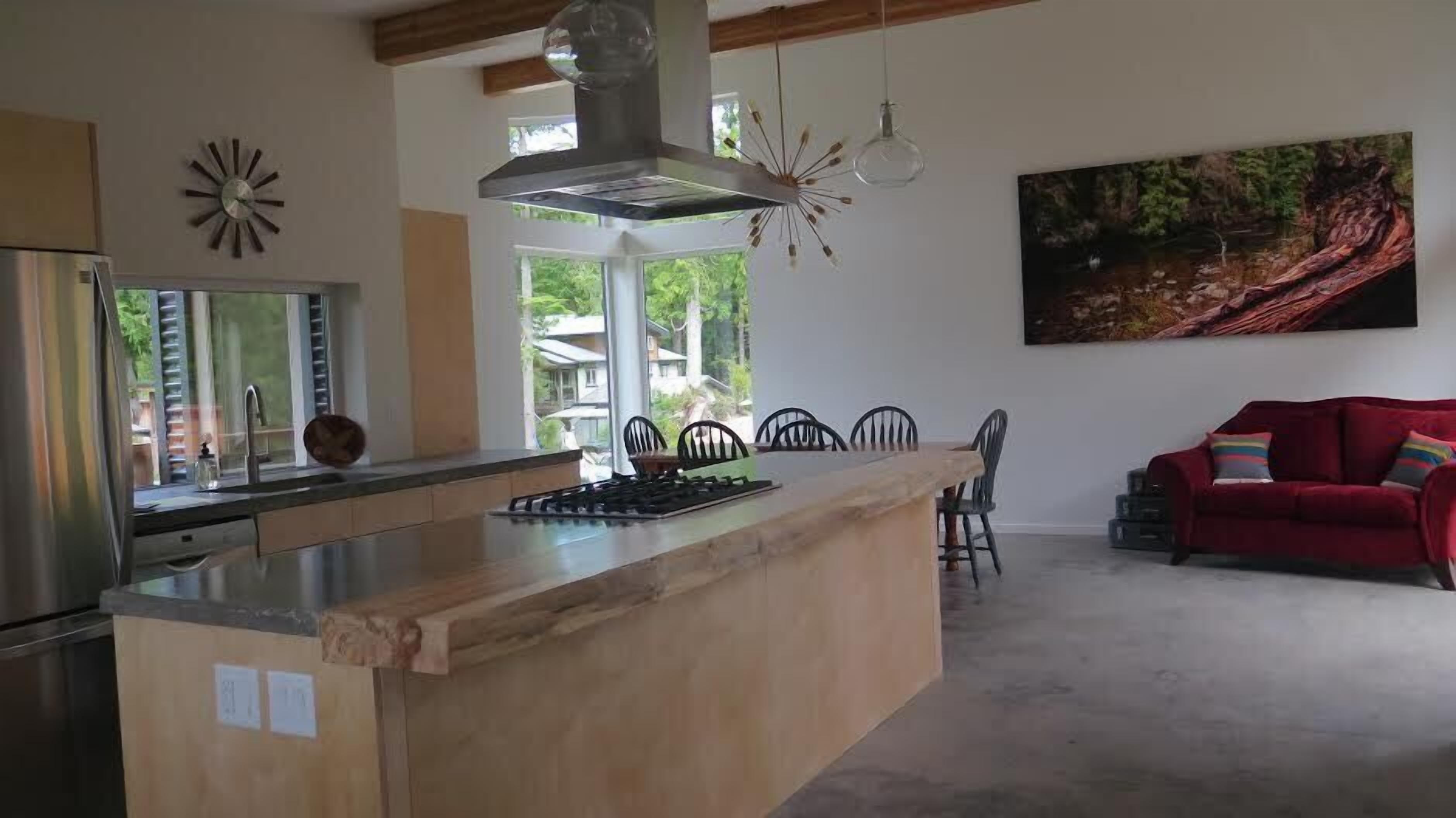 Contemporary harbour-view fishing lodge, steps from the dock & downtown Tofino