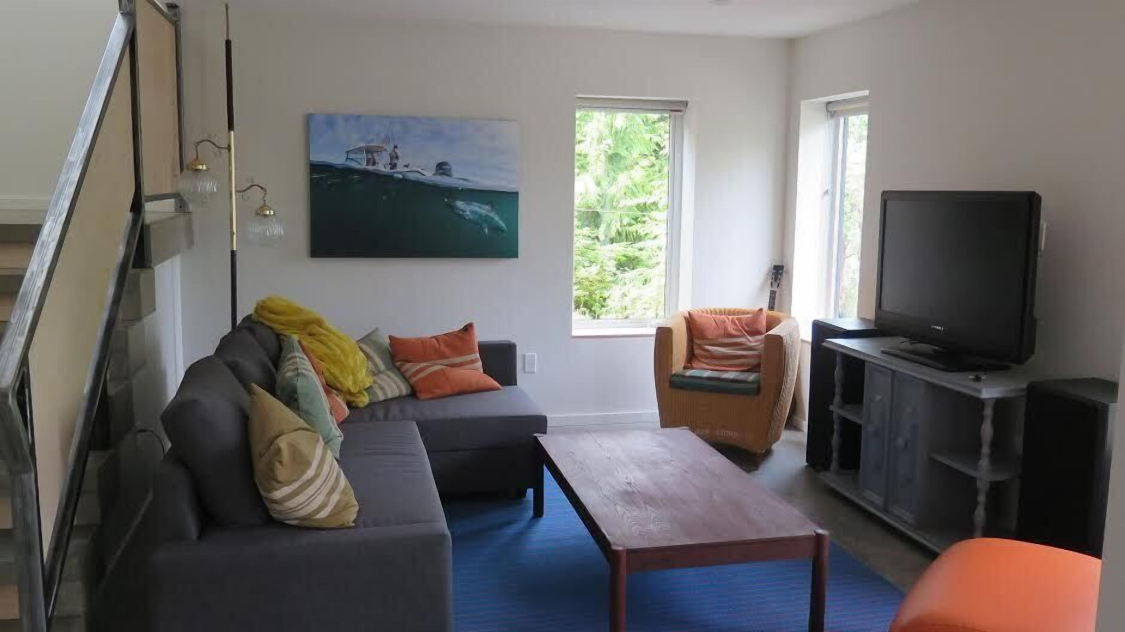 Contemporary harbour-view fishing lodge, steps from the dock & downtown Tofino