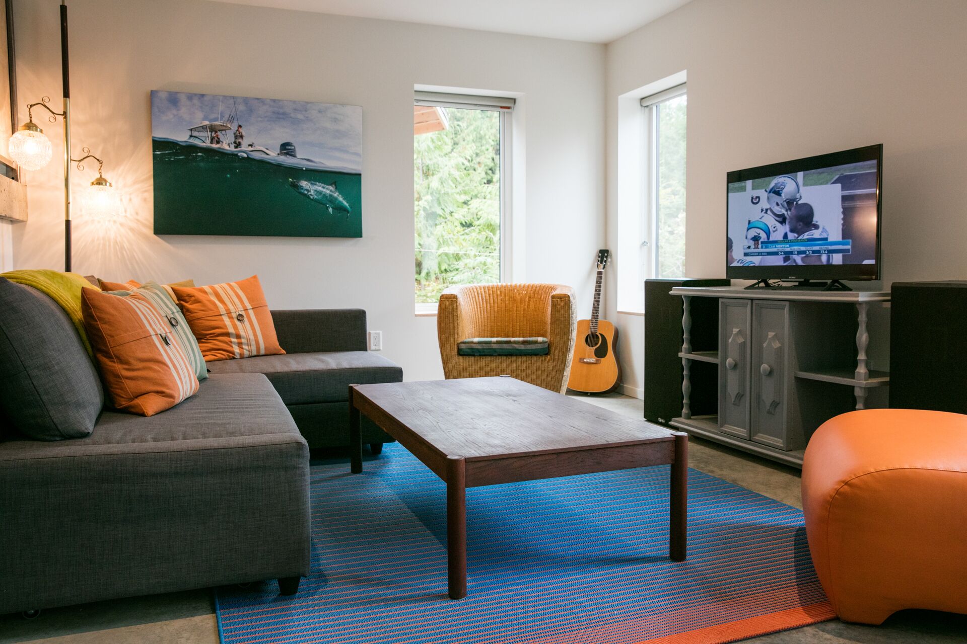 Contemporary harbour-view fishing lodge, steps from the dock & downtown Tofino