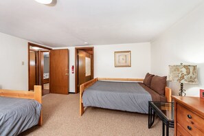 Bureau, fer et planche à repasser, Wi-Fi, draps fournis