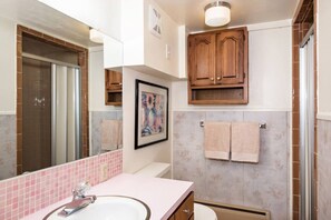 Combined shower/tub, hair dryer, towels, soap - Family Home in Town, Across from Rio Grande Trail (Glenwood Springs)