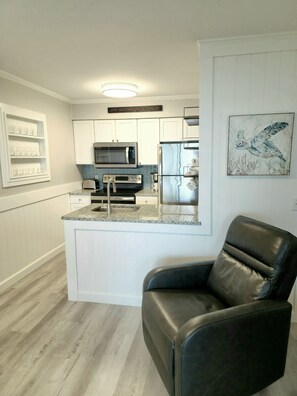 Jääkaappi, mikroaaltouuni, uuni, liesi