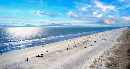 SĂRĂNITĂ alors que les vagues s'Ă©crasent Ă terre depuis votre BALCON PRIVĂ TOP FLOOR OCEANFRONT