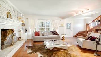 Smart TV, chimenea, libros