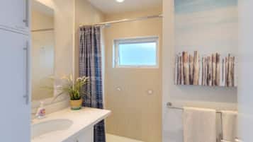 Combined shower/bathtub, hair dryer, towels, soap