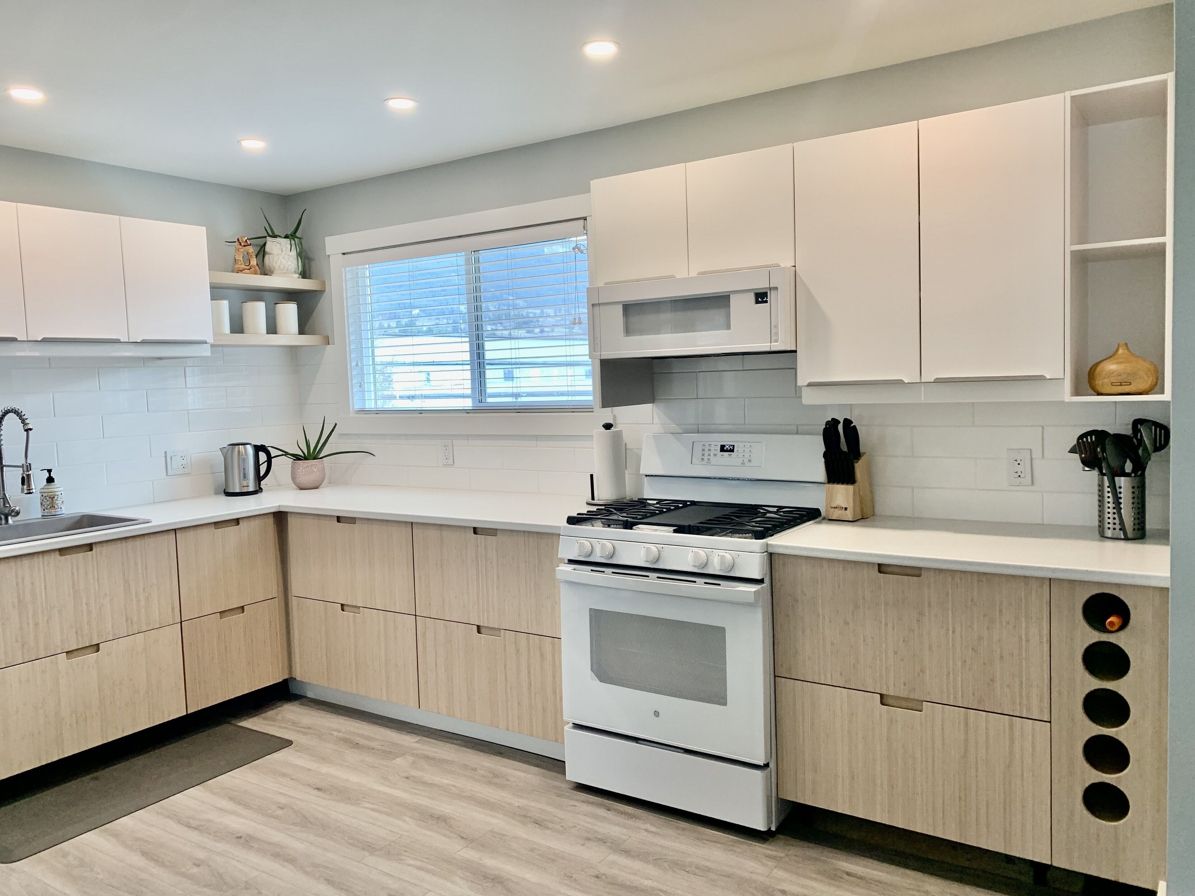 Happy Ever Active Hideaway with Large Deck & Lake View - Oyama, Lake Country