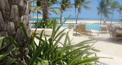 Fabulous Aquamarina Beach Front Luxus, voll gewartet !!!