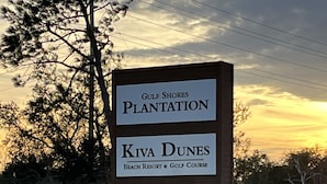 Un panneau indiquant l’emplacement de Gulf Shores Plantation et de Kiva Dunes, un complexe hôtelier de bord de mer doté d’un terrain de golf.