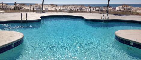 Alberca techada y alberca al aire libre