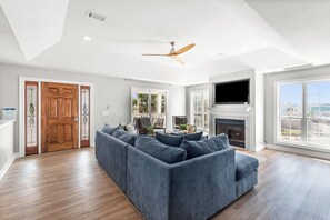 Smart TV, futbolito y tenis de mesa 