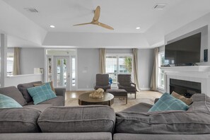 Smart TV, tavolo da calcetto, tavolo da ping pong