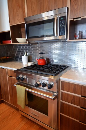 Geladeira, micro-ondas, fogão, cooktop