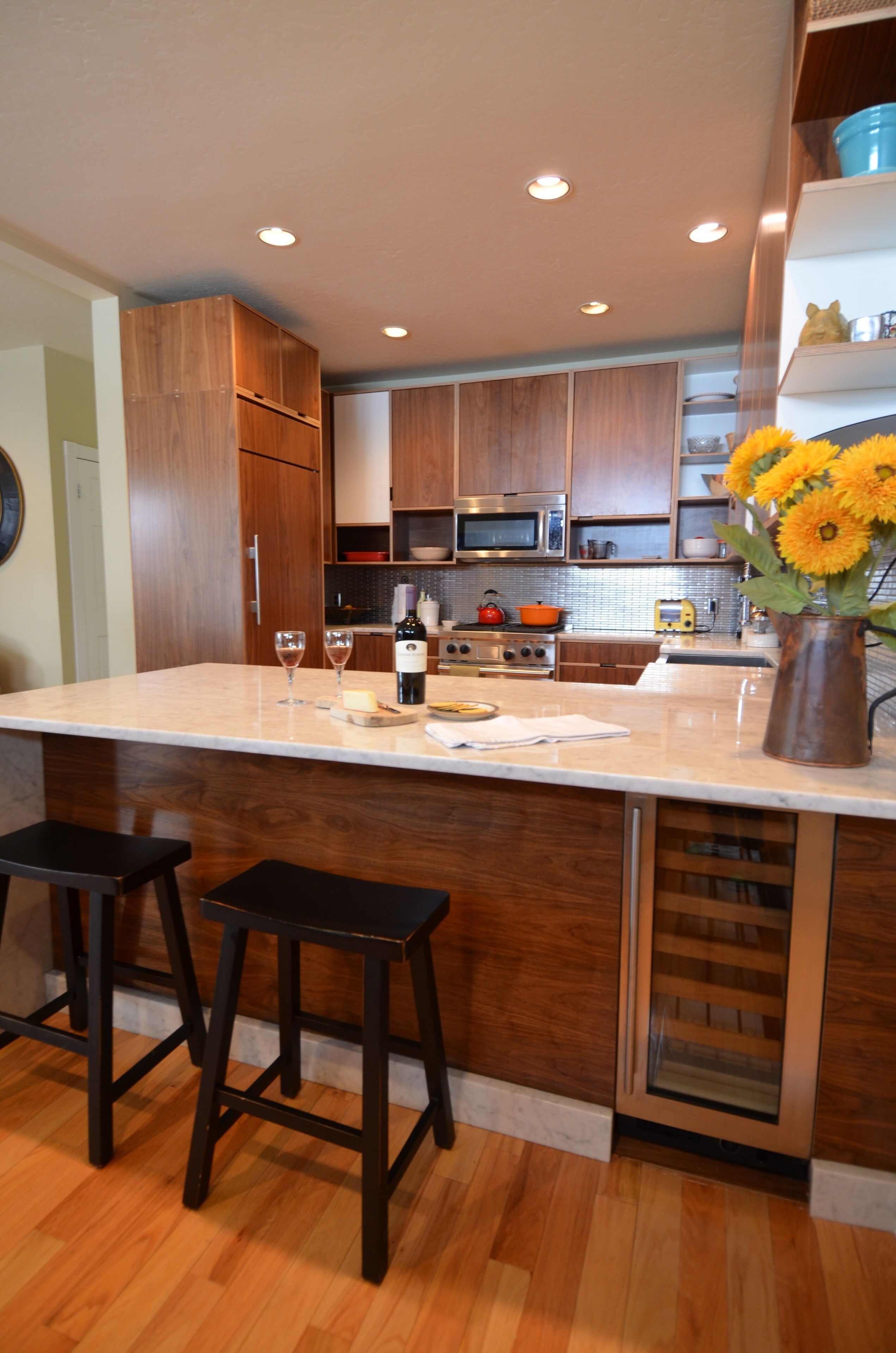 Jääkaappi, mikroaaltouuni, uuni, liesi