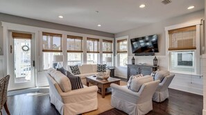 TV - 2 King Suites, 2 Resort Pools, Golf Cart & 6 Bikes! Nature Trail to the Beach! ~ (Santa Rosa Beach)