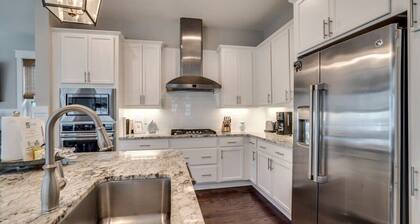 2 King Suites, 2 Resort Pools, Golf Cart & 6 Bikes! Nature Trail to the Beach! ~