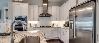 2 King Suites, 2 Resort Pools, Golf Cart & 6 Bikes! Nature Trail to the Beach! ~