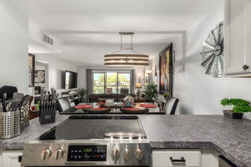 TRENDY Lakefront + 3 KING beds + HEATED pool