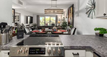 TRENDY Lakefront + 3 KING beds + HEATED pool