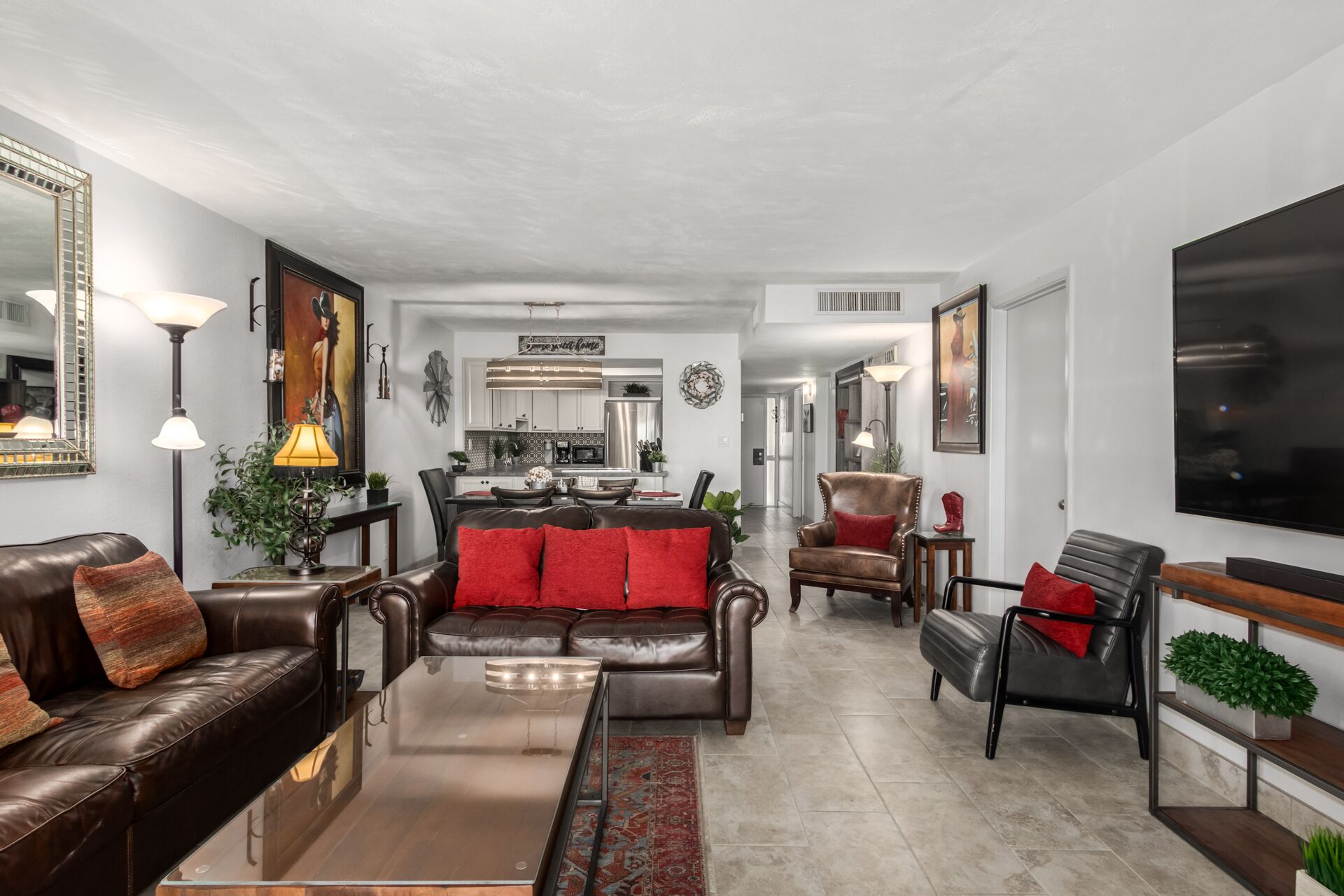 TRENDY Lakefront + 3 KING beds + HEATED pool