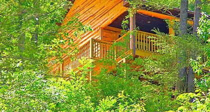 Eristäytynyt mökki suurella kiinteistöllä, jolla on vesiputous, retkeilyreitit ja puro