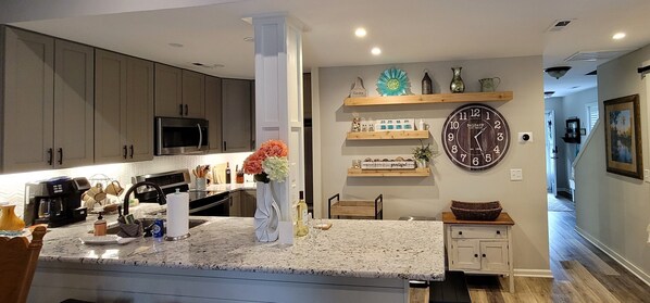 Fridge, microwave, oven, stovetop - SeaSide Farm House, in the heart of everything, Wilmington reg. # STL 2019-0113 (Wilmington)