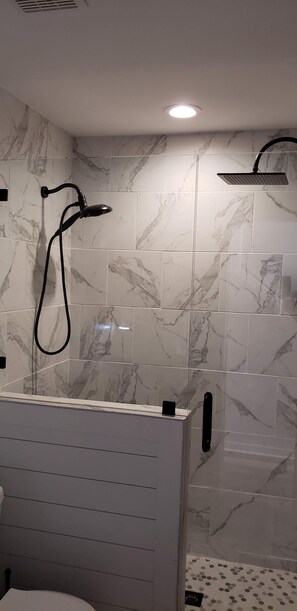 Ensemble douche/baignoire, sèche-cheveux, serviettes fournies, savon