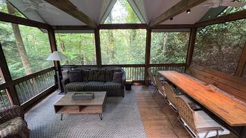 TV connectée, cheminée, Netflix, enceintes connectées