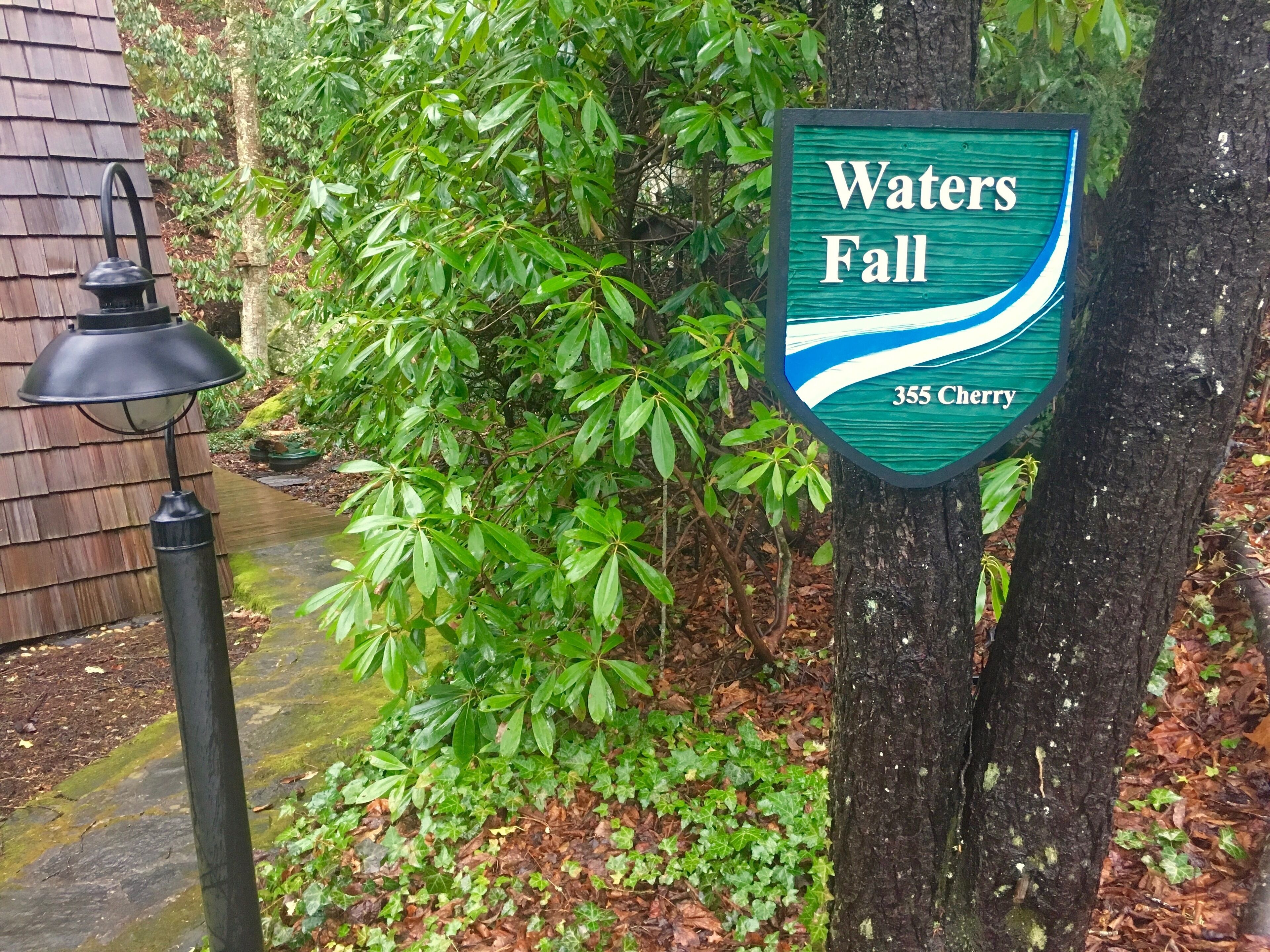 Waters Fall - private, stunning setting in gated Hound Ears. Close to BR & Boone