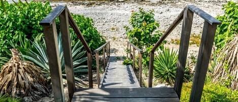 En la playa, camastros y toallas de playa