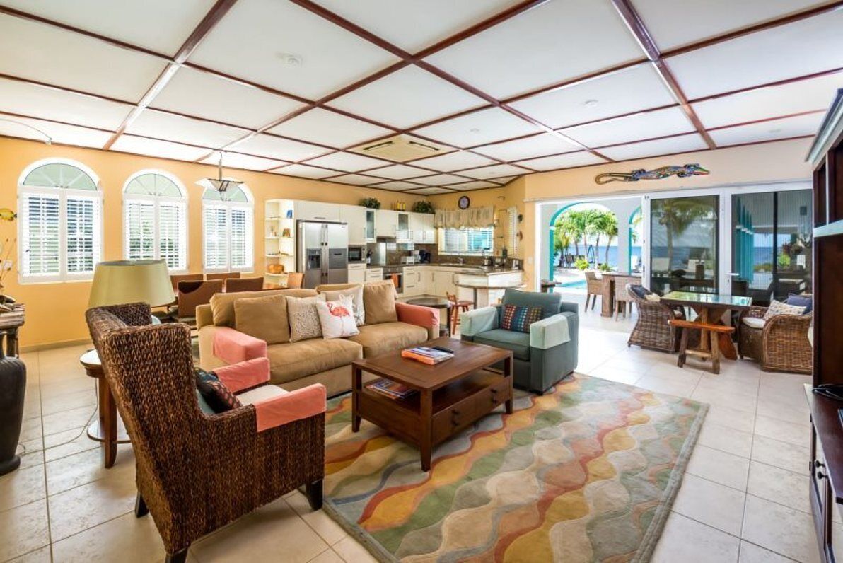 Fernseher, Bücher, Musikbibliothek