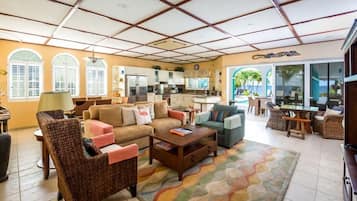 Fernseher, Bücher, Musikbibliothek