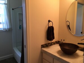 Duschwanne, Haartrockner, Handtücher